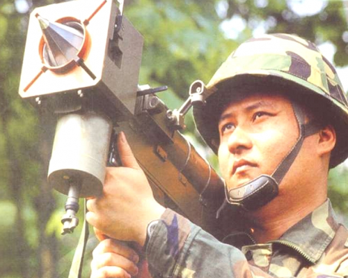 Китайский воин с ПЗРК FN-6 Manpads