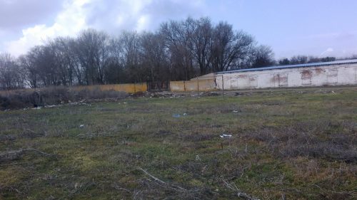 Сельское футбольное поле соседствует с кучей мусора