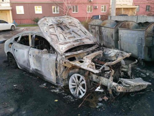 В Запорожье сгорели две иномарки молодой владелицы