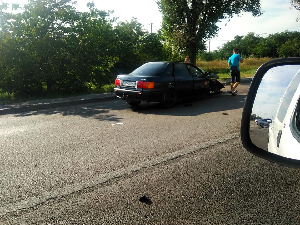 Запорожье: на Хортице провал в дороге стал одной из причин ДТП