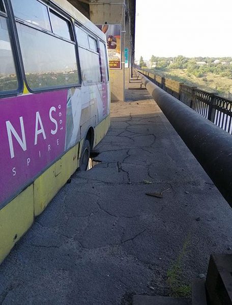 В Запорожье разваливается мост Преображенского - автобус с пассажирами едва не провалился