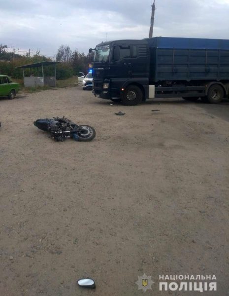 В Вольнянске фура сбила мотоцикл - трое пострадавших