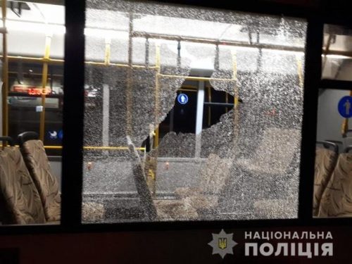 В Запорожье хулиганы едва не убили пассажиров, бросив камень в окно ехавшей маршрутки