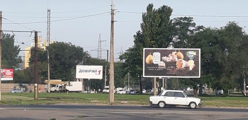 Такая реклама до сих пор красуется в Запорожье. На выборы ее никто не снимал.