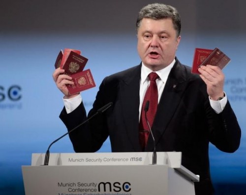 Порошенко демонстрирует паспорта российских захватчиков