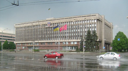 В Запорожье, со стороны фасада здания ОГА, изменили правила парковки