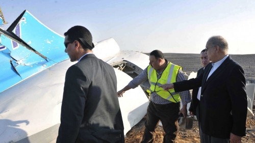Премьер Египта у разбитого самолета РФ