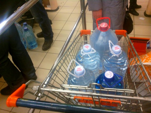 Жители Бабурки скупают воду в супермаркетах