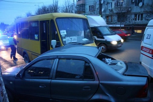 В Запорожье очередное ДТП с участием маршрутки - пострадала девушка