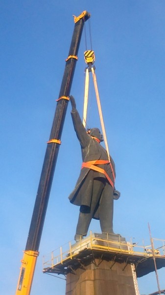 Снос памятника Ленину в Запорожье