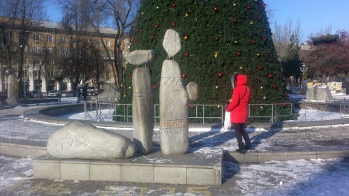 Запорожье - искусственная елка на пл. Маяковского в фонтане жизни