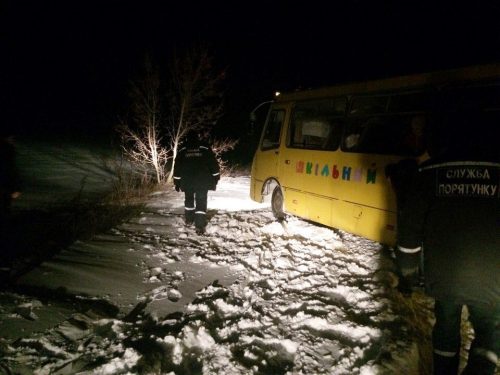 В Запорожской области в снегу застрял школьный автобус