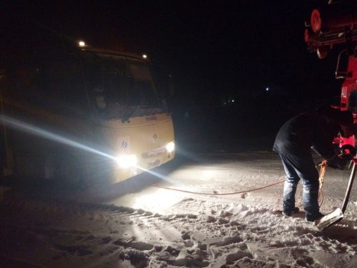 На Запорожье в снегу застрял школьный автобус