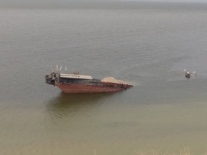 В Каховском водохранилище затонула баржа