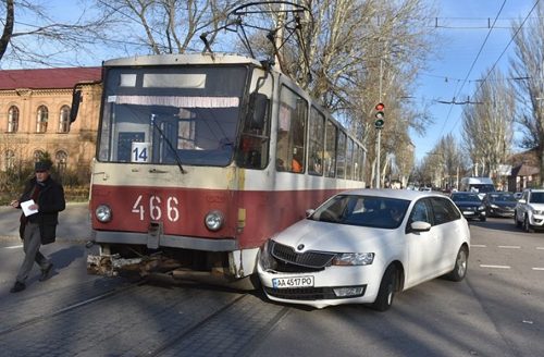 В Запорожье трамвай отрихтовал киевскую Шкоду