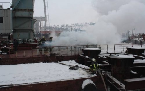 На строительстве мостов в Запорожье горел плавкран - фото-1