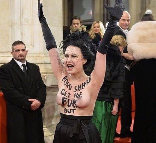 Активистка Femen обнажила грудь перед Порошенко
