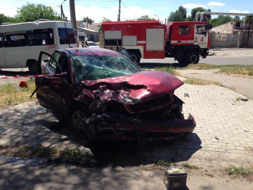 В Запорожье легковушка на евробляхах влетела в маршрутку: одна погибшая, пятеро пострадавших