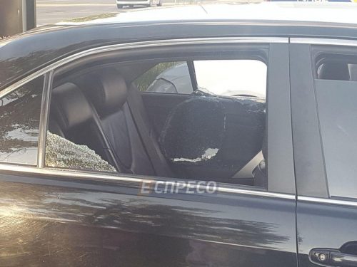 В Запорожье грабители на глазах хозяина разбили стекло машины и разграбили ее