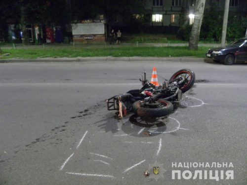 В Запорожье пешеход бросился под мотоцикл