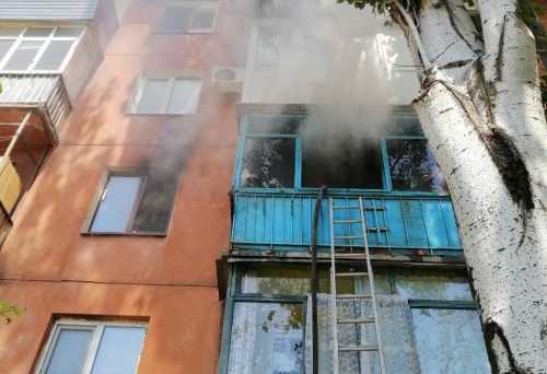 В Запорожье из пылающей пятиэтажки эвакуировали людей