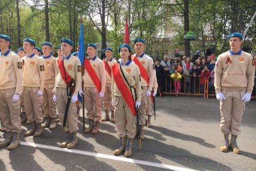 В российском Уссурийске путинюгенд не допустили к участию на параде из-за формы в цветах украинского флага