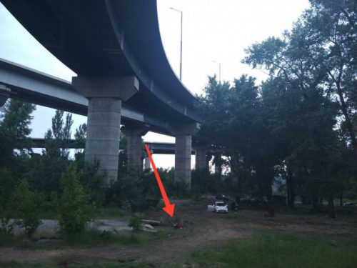 В Запорожье в районе Набережной парень свалился с недостроенного моста