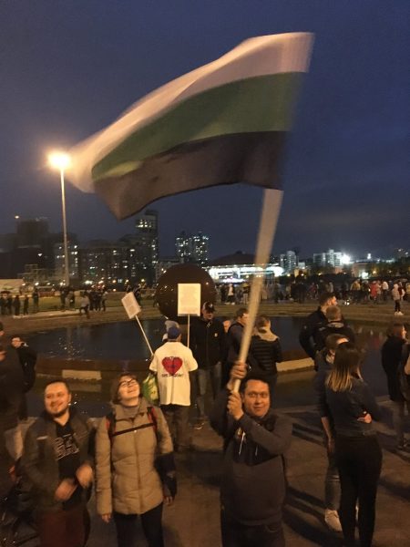 На митинге в Екатеринбурге появился флаг Уральской республики