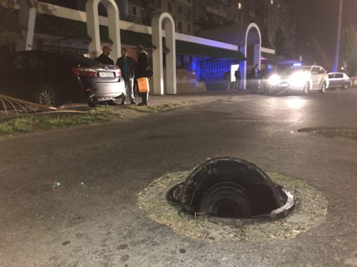 Из-за открытого канализационного люка в Бердянске случилось ДТП