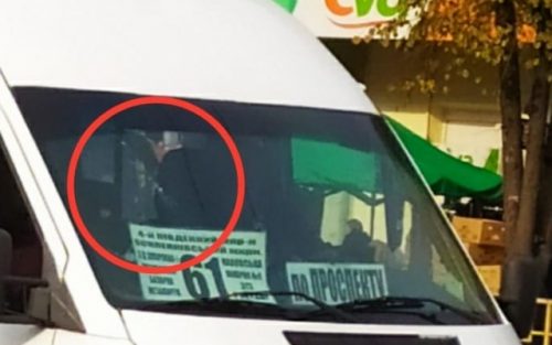 В Запорожье пассажир маршрутки едва не вылетел в лобовое стекло - водитель пытался скрыть инцидент