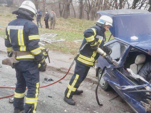 В Запорожье фура столкнулась с Таврией - пассажира легковушки вырезали из искореженной машины