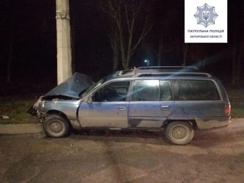 В Запорожье пьяный водитель устроил ДТП, врезавшись в бетонную электроопору