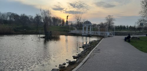 Запорожский парк на Набережной у Радуги декабрьским утром