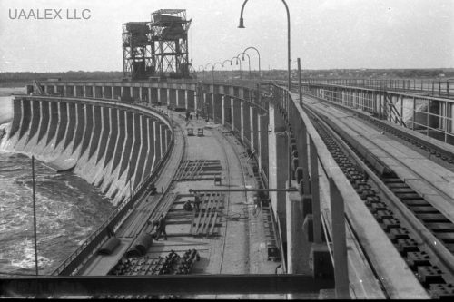 1942 год - строительство узкоколейной железной дороги к месту восстановления взорванной плотины ДнепроГЭСА