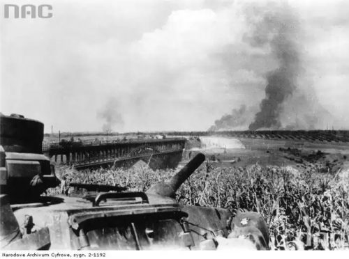 Немцы обстреливают левобережную часть Днепра у Запорожья - мост Стрелецкого еще цел