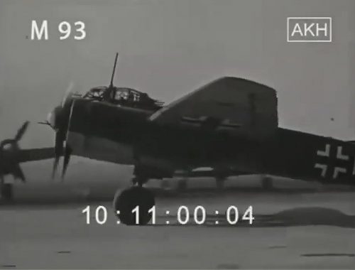 Немецкий военный самолет на аэродроме в Запорожье 1942 году