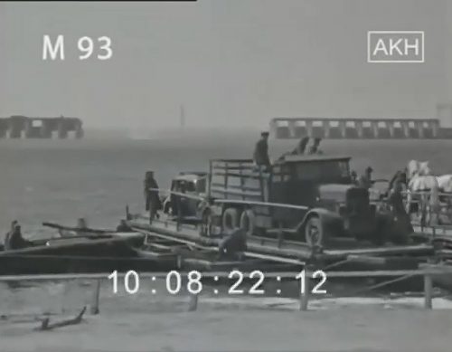 Запорожье 1942 год - вид на взорванный ДнеепроГЭС со стороны переправы на левом берегу