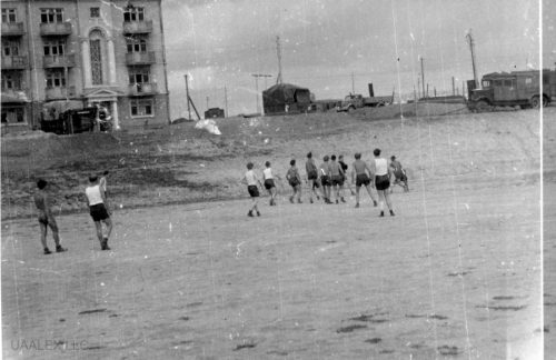 Запорожье бойцы Люфтваффе играют в футбол (сейчас стадион Стрела, ул. Муравченко)