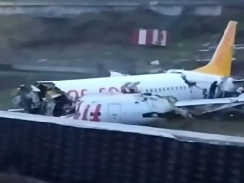 В Турции разбился пассажирский самолет