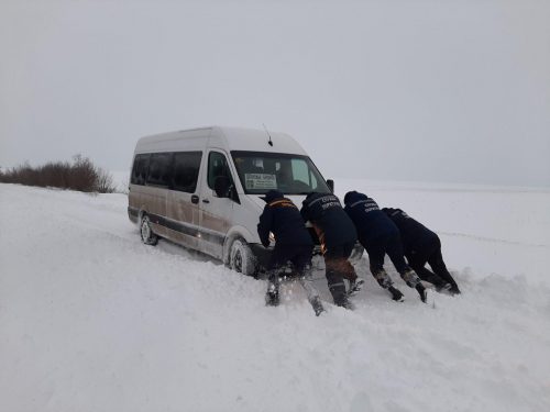 На Запорожье спасатели продолжают оказывать помощь пострадавшим от снега и льда