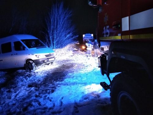На Запорожье спасатели продолжают оказывать помощь пострадавшим от снега и льда
