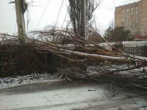 Плохая погода: запорожские спасатели оказывают помощь на дорогах