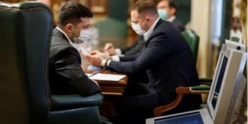 Зеленский отозвал законопроект о повышении зарплат чиновникам