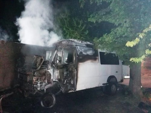 В Мелитополе ночью сгорел микроавтобус