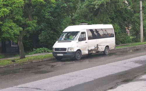 На Правом берегу в Запорожье маршрутка столкнулась с легковушкой - двое пострадавших