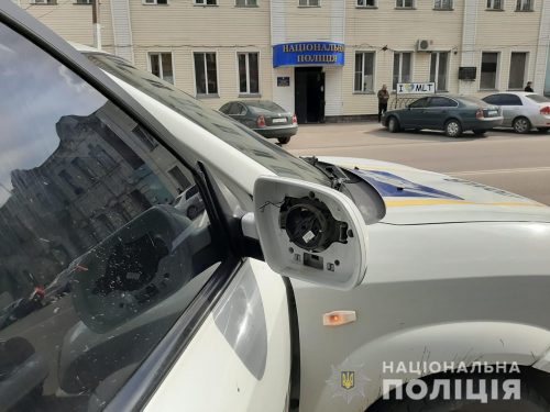 Дикий человек напал в Мелитополе на пустой полицейский автомобиль