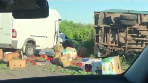 Под Энергодаром столкнулись грузовик с овощами и микроавтобус