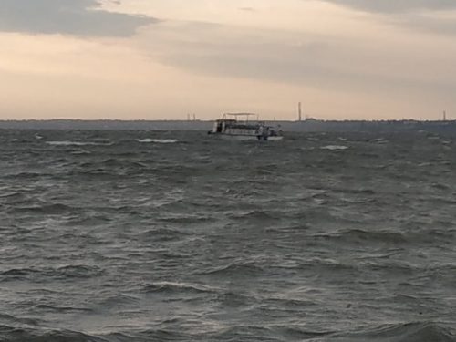 В Кирилловке ветром унесло в море катер с отдыхающими