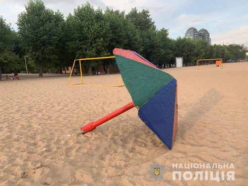 Прогнивший грибок на Ждановском пляже в Запорожье едва не убил ребенка
