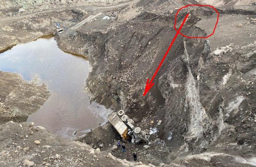 В Запорожье самосвал упал с 25-метровой высоты в шлаковый карьер - водитель погиб